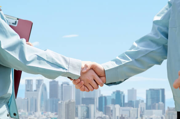 提携のため握手をする事業者のイメージ写真