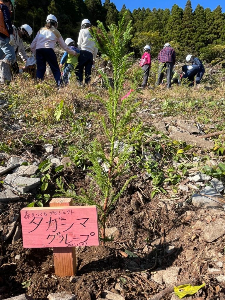 画像に alt 属性が指定されていません。ファイル名: LINE_ALBUM_2021年11月7日、森を創るプロジェクト第1歩目、林業に学ぶ～人の心に木を植える_33-768x1024.jpg